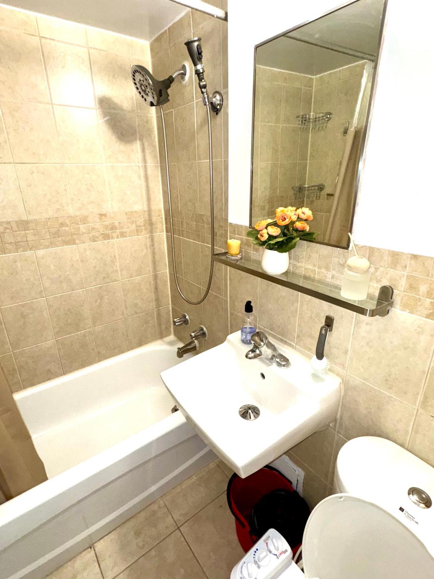 Cozy Private In Downtown Toronto, 15 Mins To Cn Tower, Steps To Subway