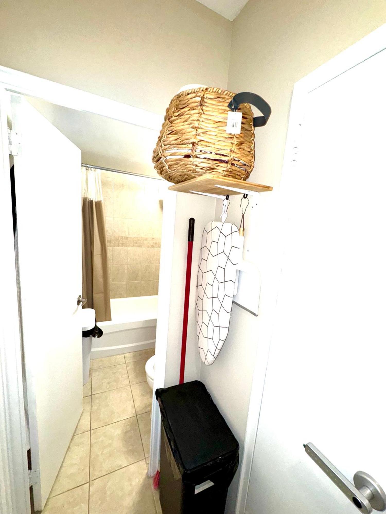 Homestay Cozy Private In Downtown Toronto, 15 Mins To Cn Tower, Steps To Subway *
